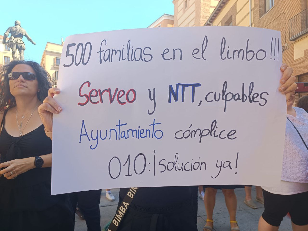 Concentración de la plantilla de Línea Madrid hoy en la Plaza de la Villa con un seguimiento de huelga por la mañana del 90%